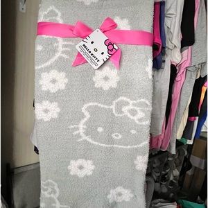 NWT VIRAL Hello Kitty Grey & White
Flower Soft Blanket /Throw
Super Soft…